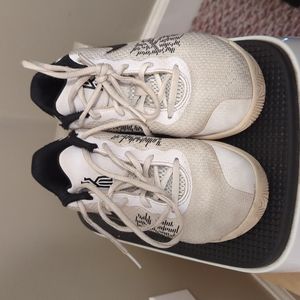 Nike flytrap kyrie size 2